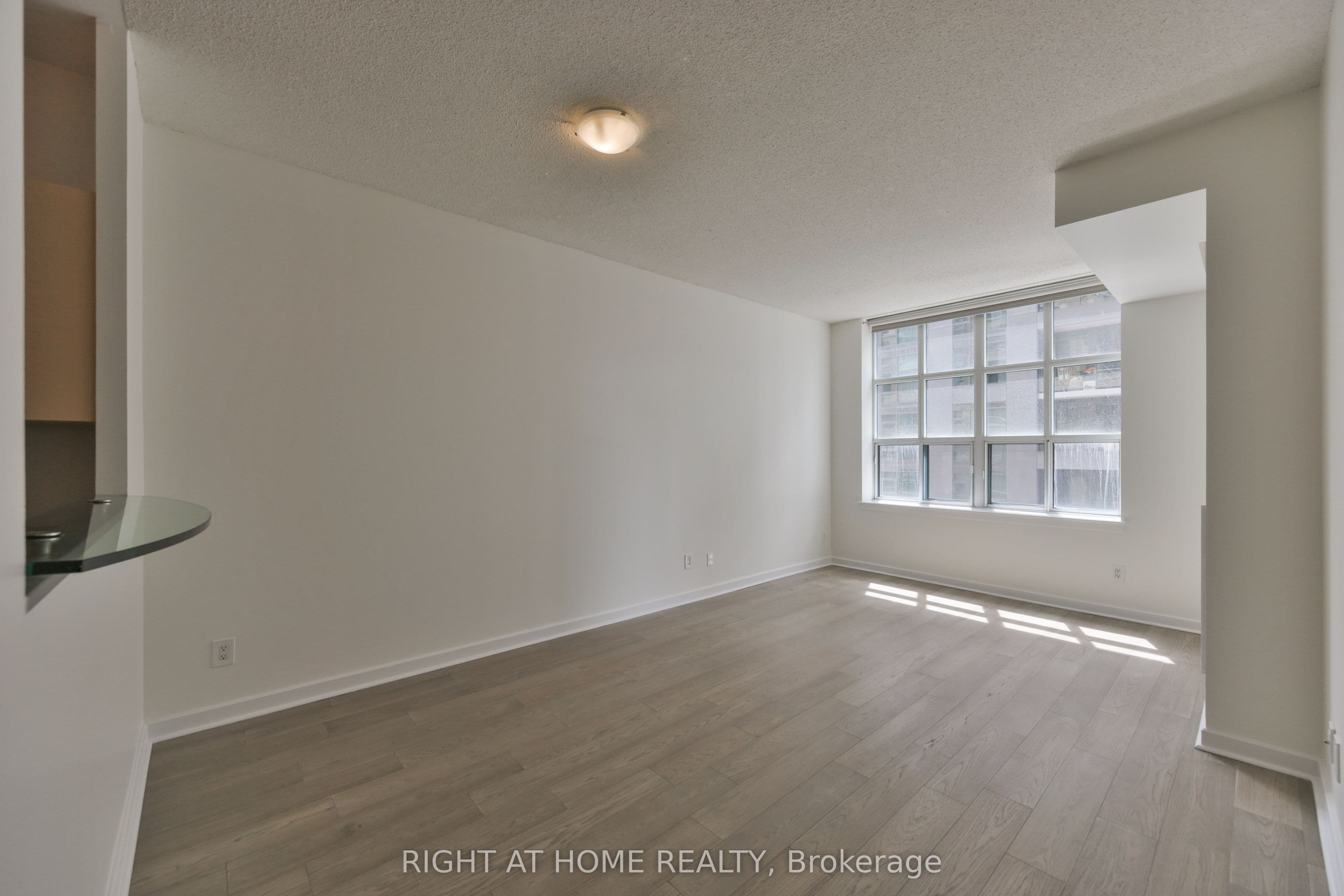 438 Richmond Street W 621, Toronto, ON M5V 3S6