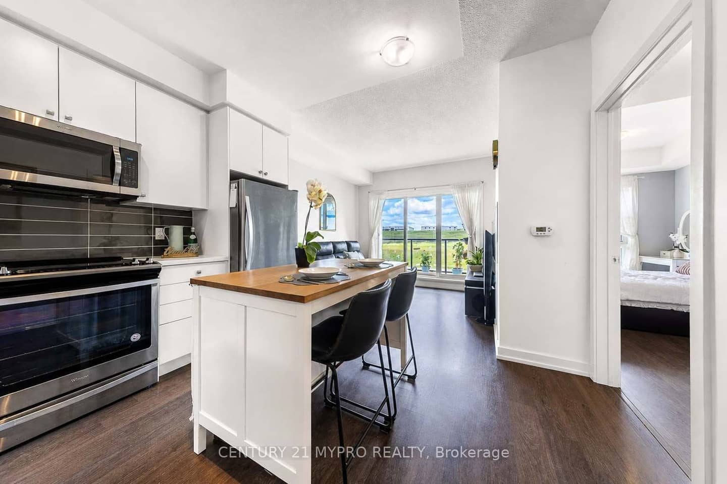 555 William Graham Drive 320, Aurora, ON L4G 3H9
