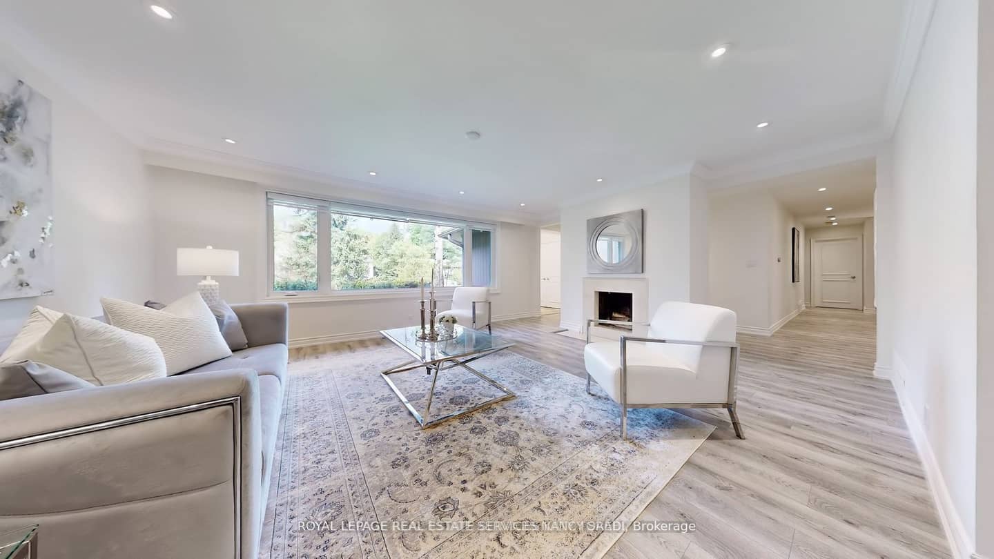 15 Farrington Drive, Toronto, ON M2L 2B4