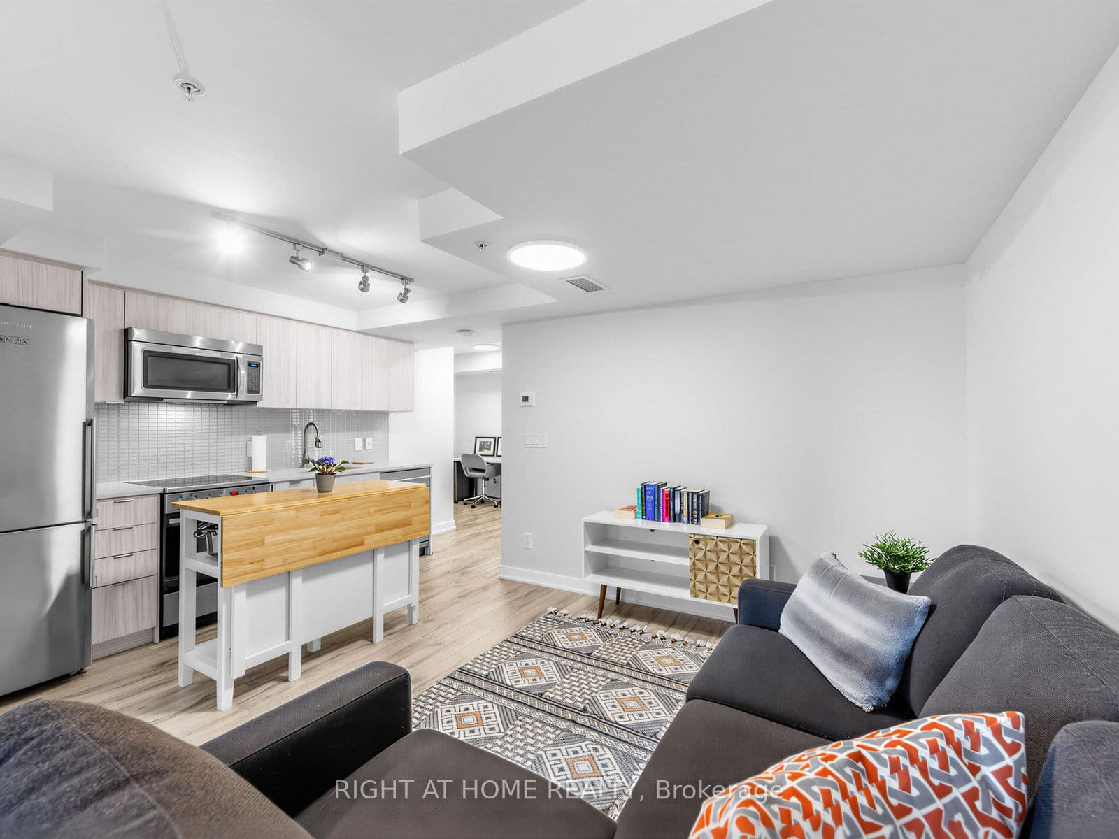 295 Adelaide Street W 1210, Toronto, ON M5V 0L4
