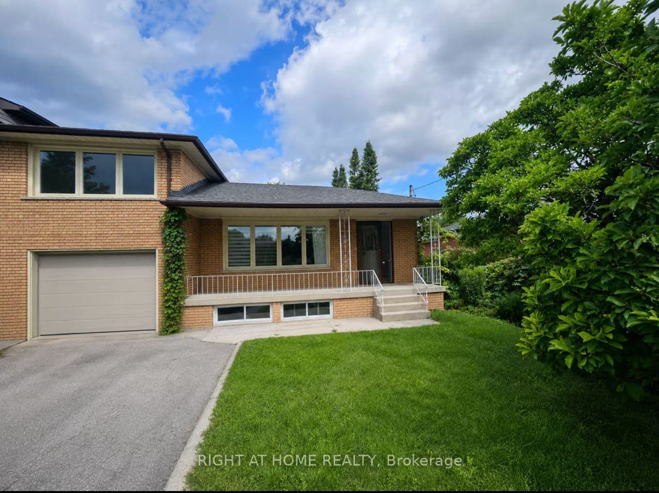 26 Wedgewood Drive UPPER LEVEL, Toronto, ON M2M 2H3