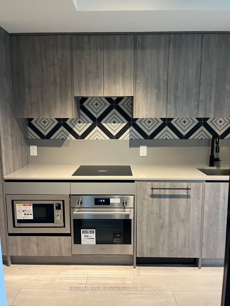 5 Lakeview Avenue 406, Toronto, ON M6J 0H3