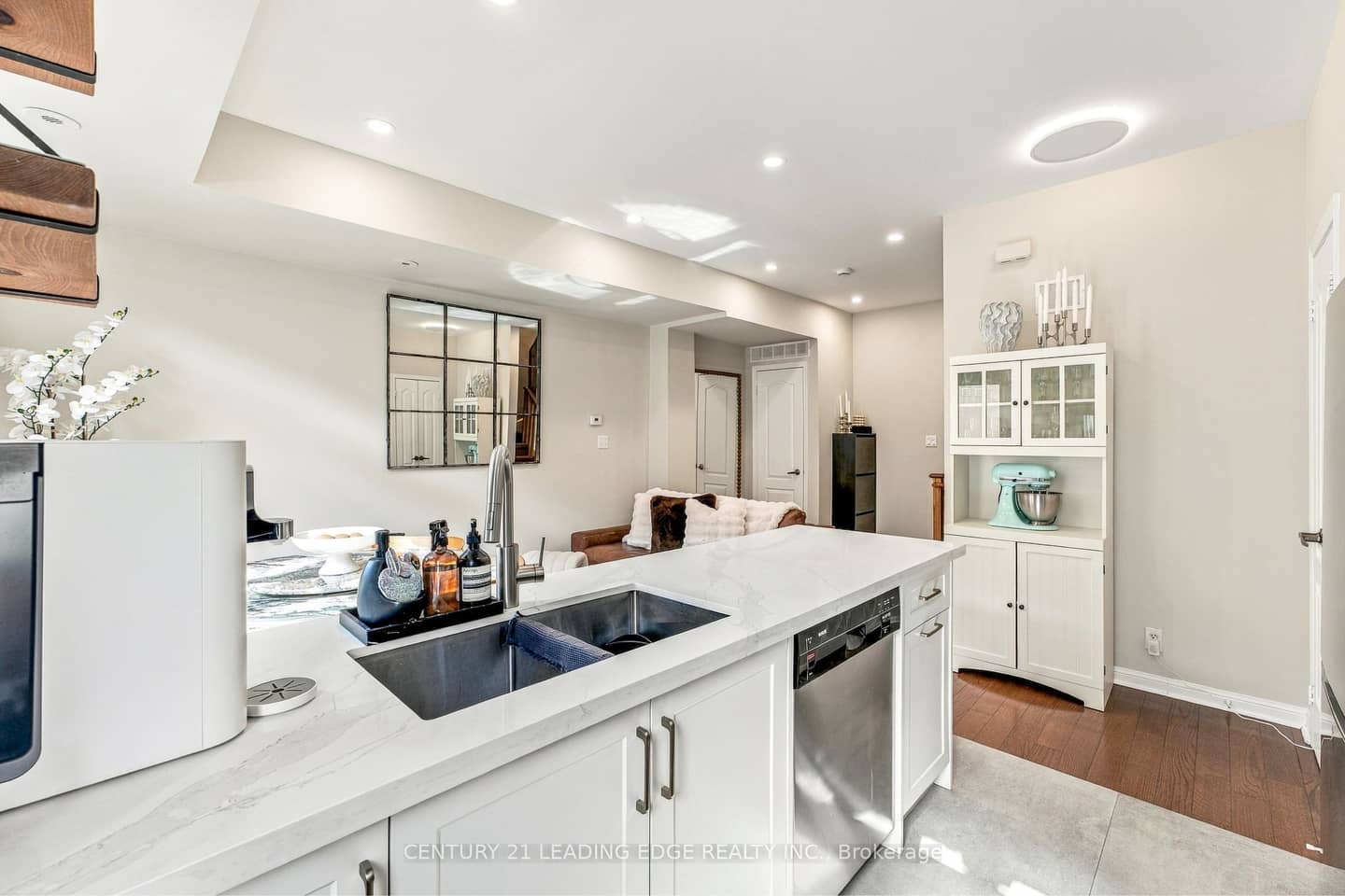 98 Carr Street TH5, Toronto, ON M5T 1B7