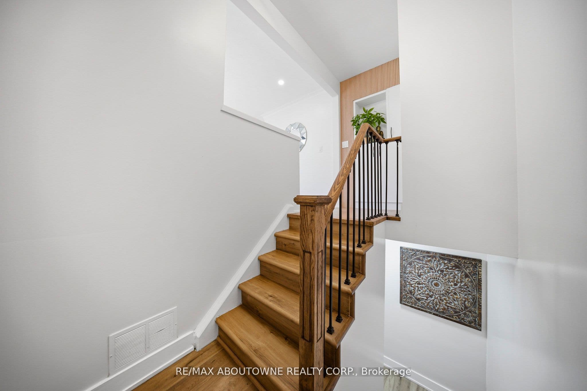 2066 Rebecca Street, Oakville, ON L6L 2A2
