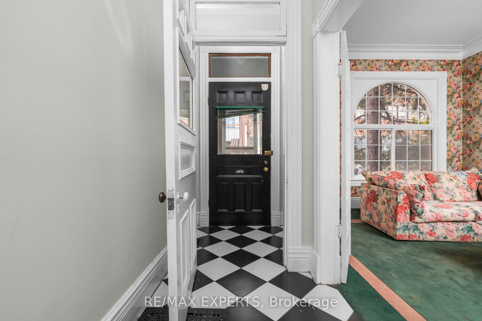 382 Bathurst Street, Toronto, ON M5T 2S6