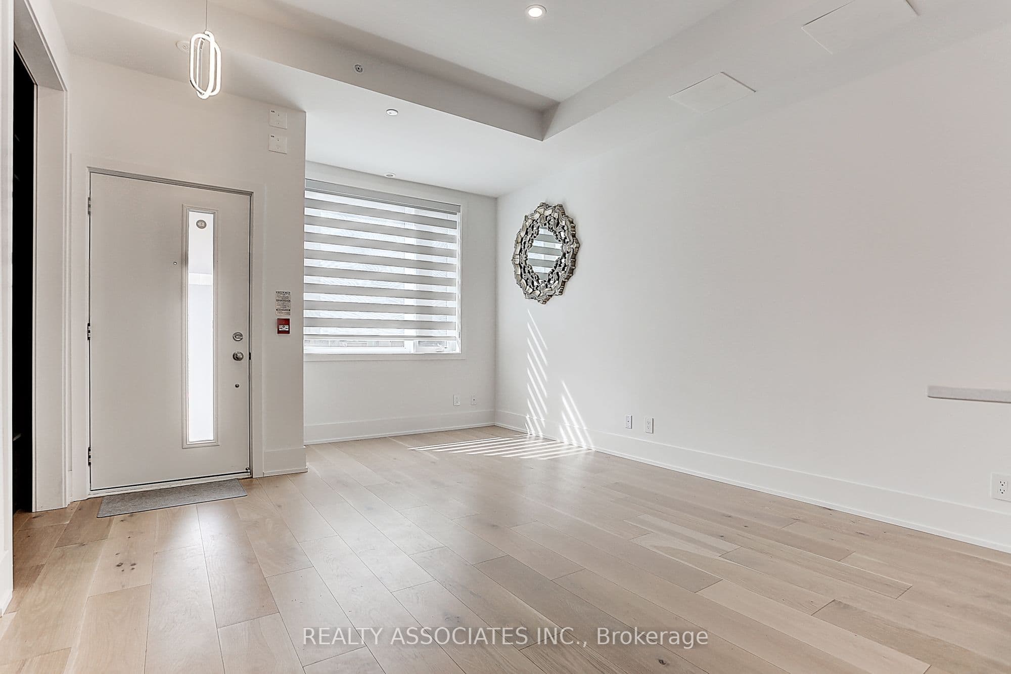 270 Davenport Road TH3, Toronto, ON M5R 0C1