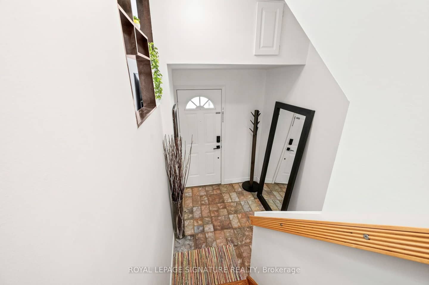 1221 Dundix Road 132, Mississauga, ON L4Y 3Y9