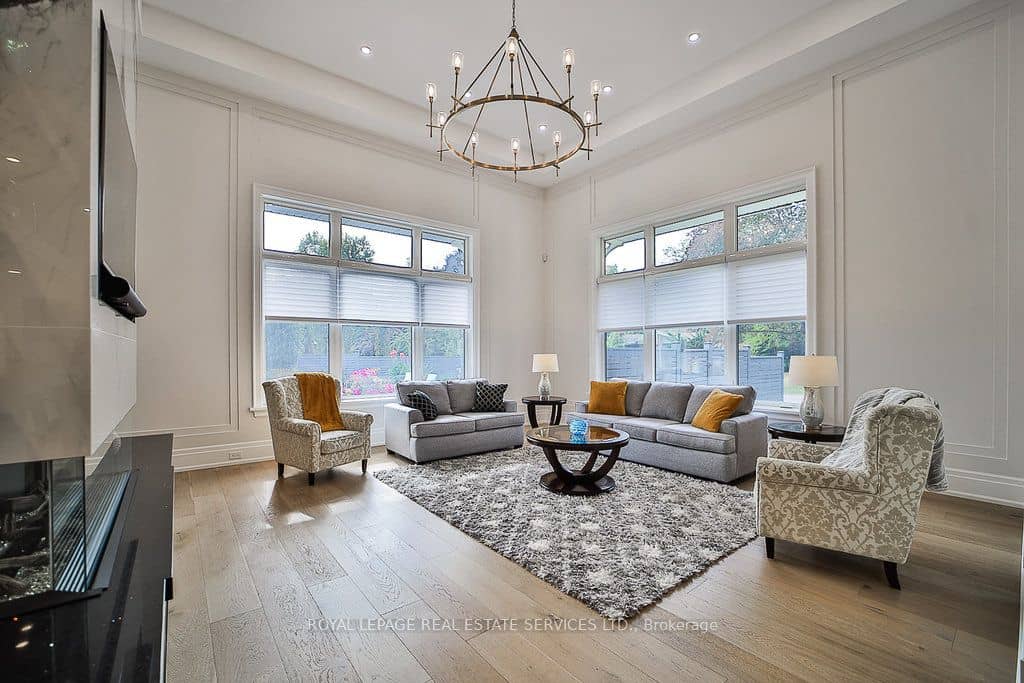 1301 Twin Oaks Dell, Mississauga, ON L5H 3J9