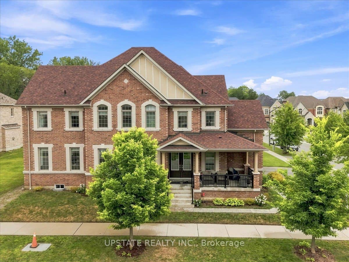 18 Blenheim Circle, Whitby, ON L1P 0E2