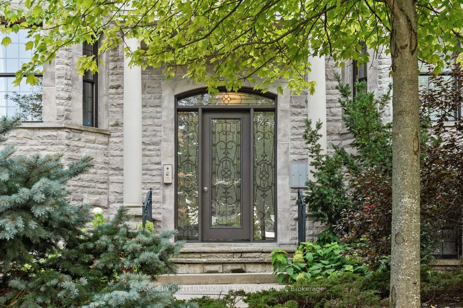 8 Highbourne Road 1, Toronto, ON M5P 2J2