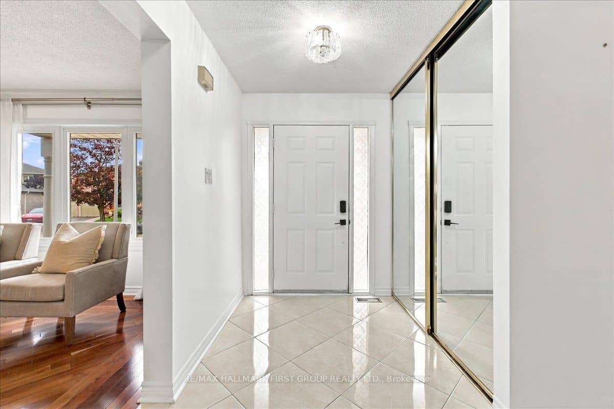 1582 Kelvinway Lane, Pickering, ON L1V 5Y2