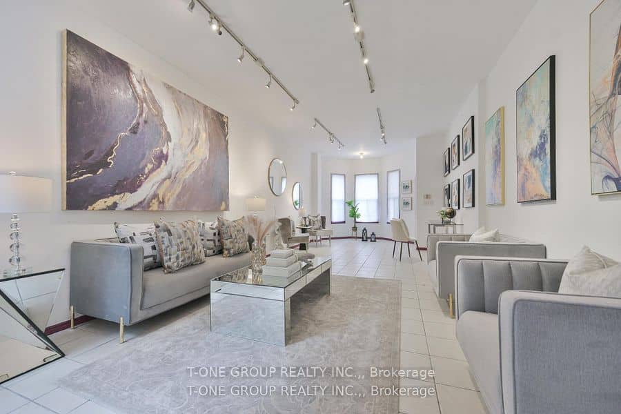 15 Kensington Avenue, Toronto, ON M5T 2J8