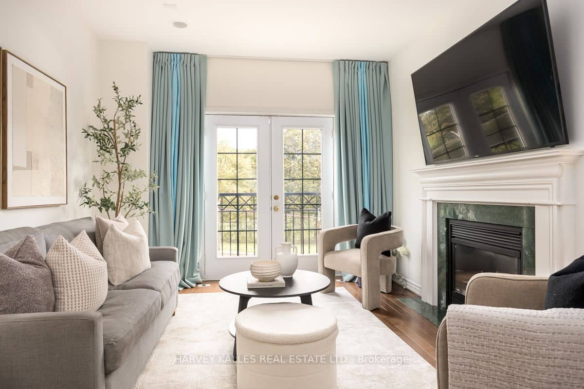 1 Baxter Street TH 9, Toronto, ON M4W 3W1