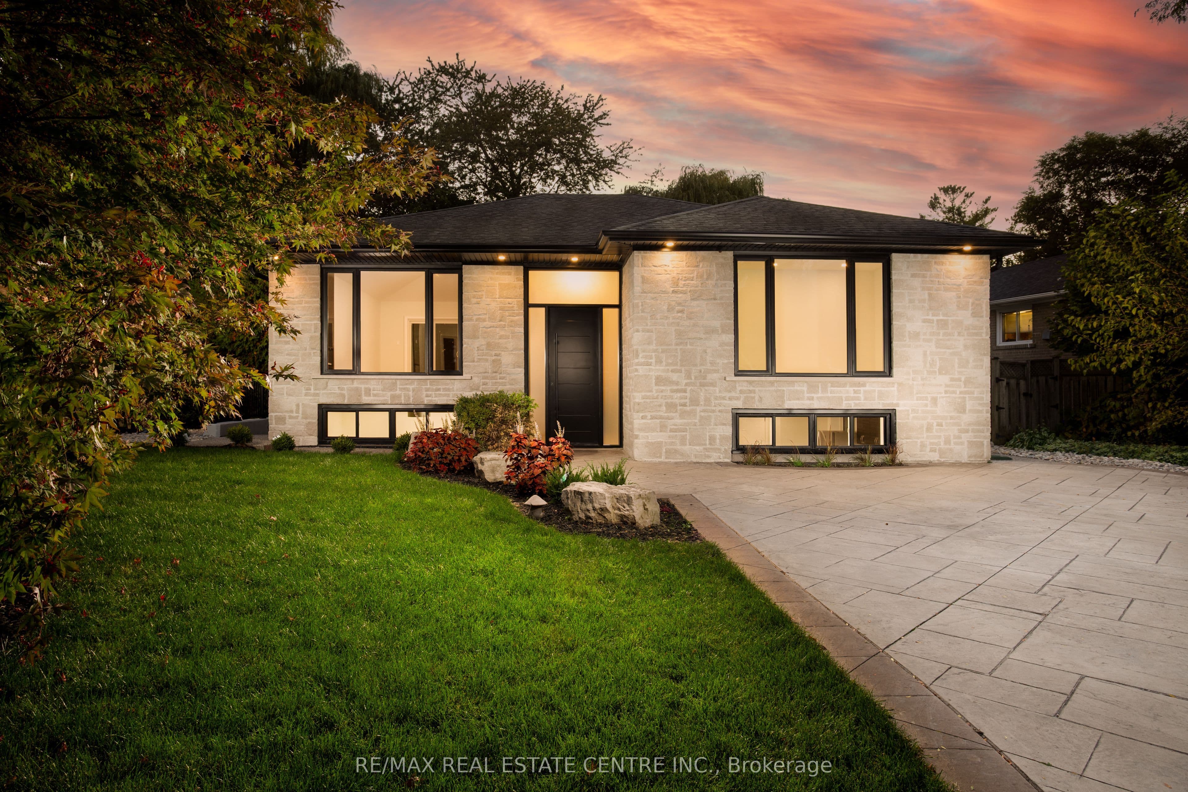 446 Willis Drive, Oakville, ON L6L 4V5