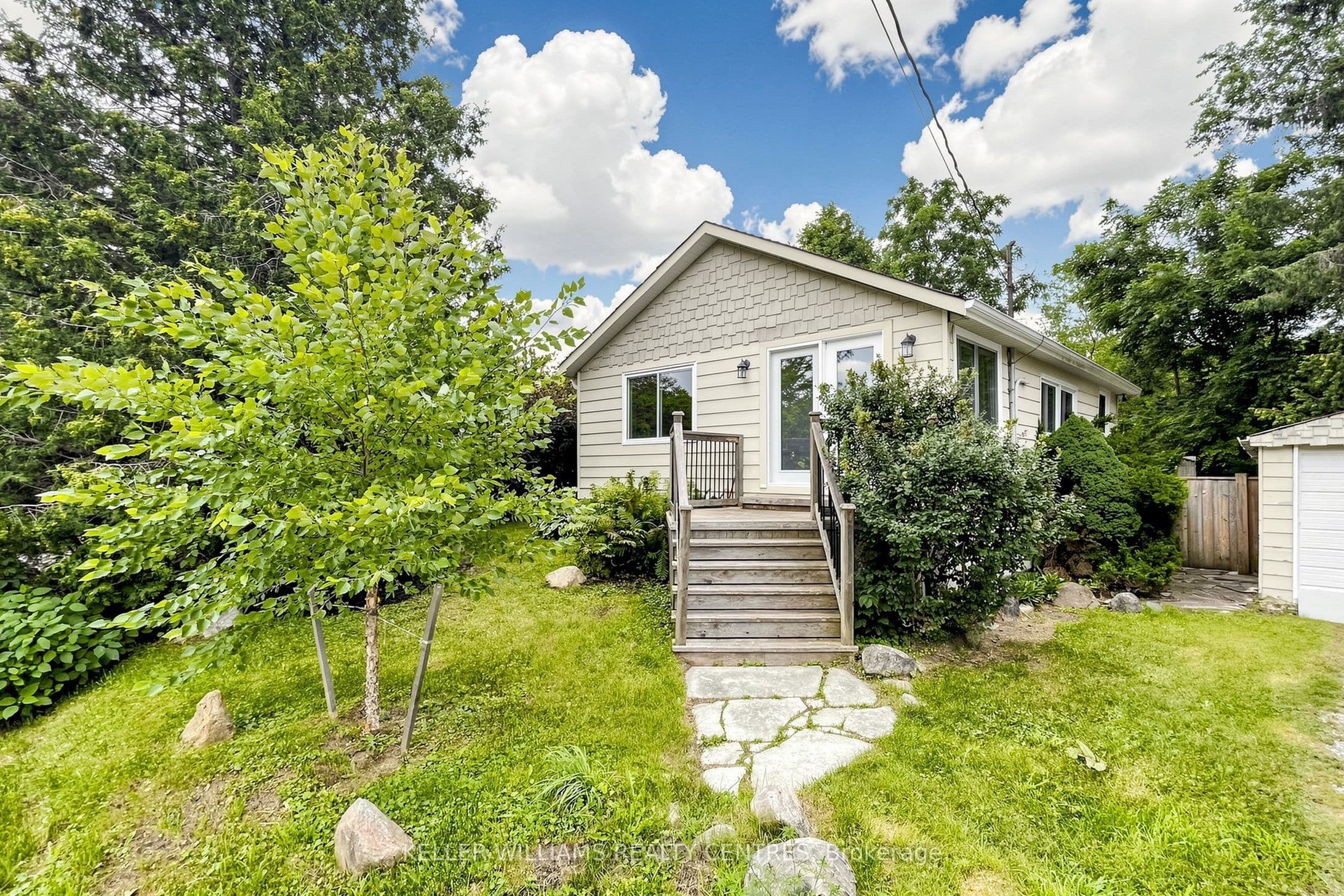 9 Maple Grove Street, Whitchurch-Stouffville, ON L4A 2X6