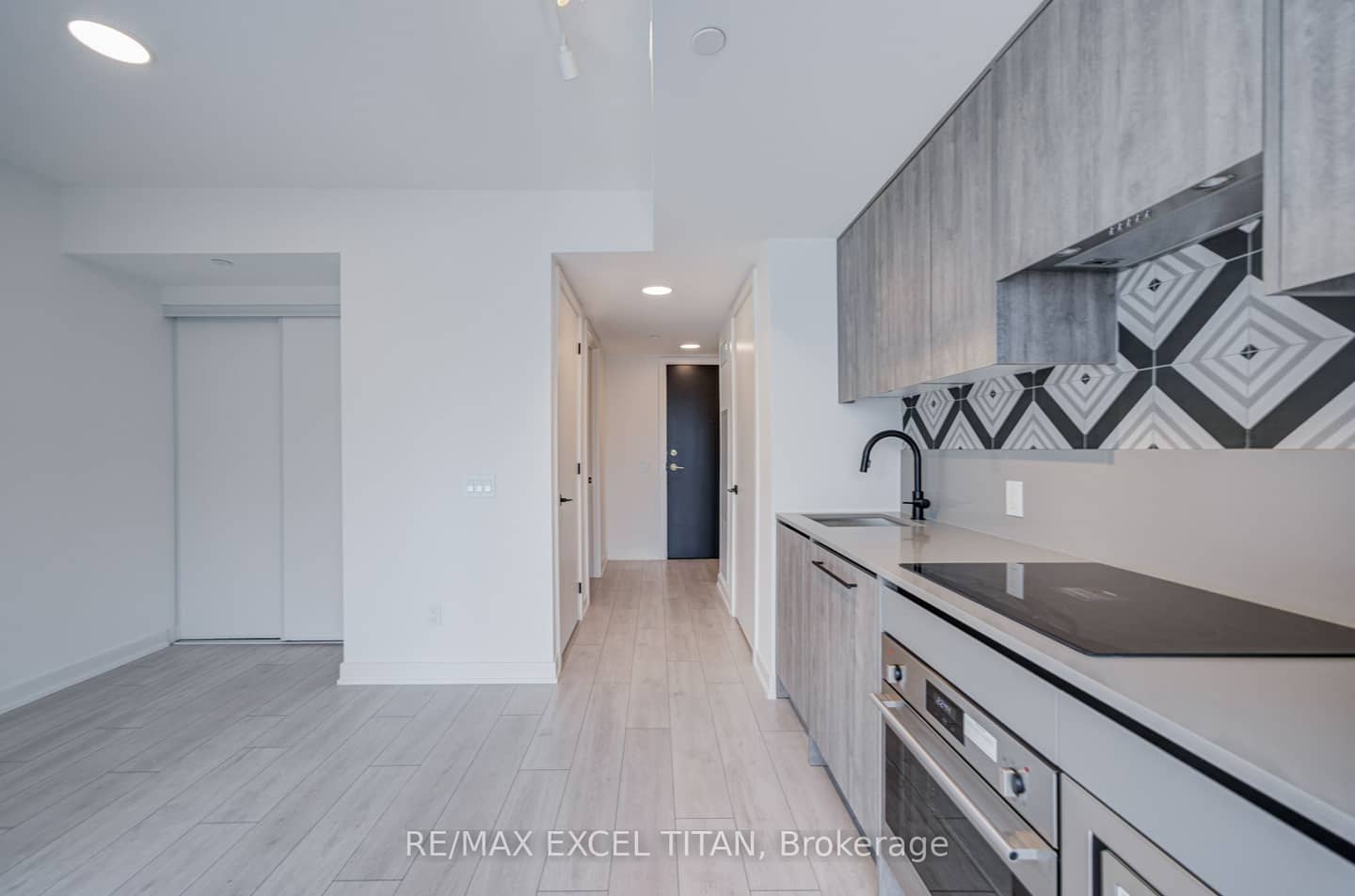 5 Lakeview Avenue 416, Toronto, ON M6J 0H3