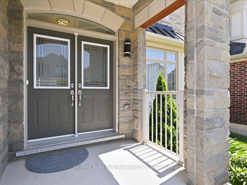 39 Avanti Crescent, Hamilton, ON L8B 1W7