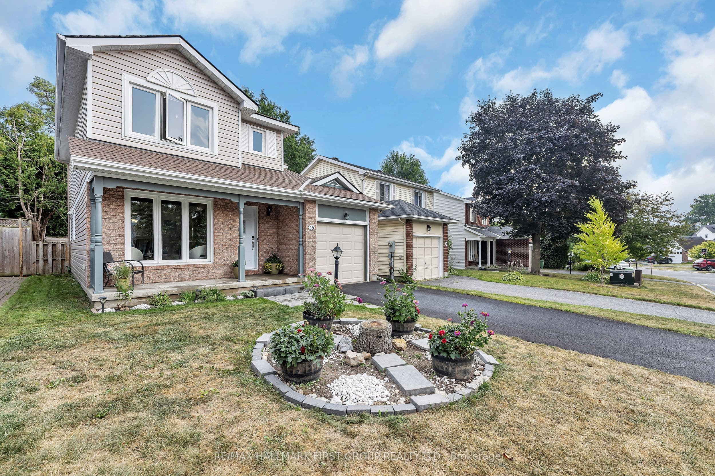 16 Hawley Crescent, Kanata, ON K2M 1T3