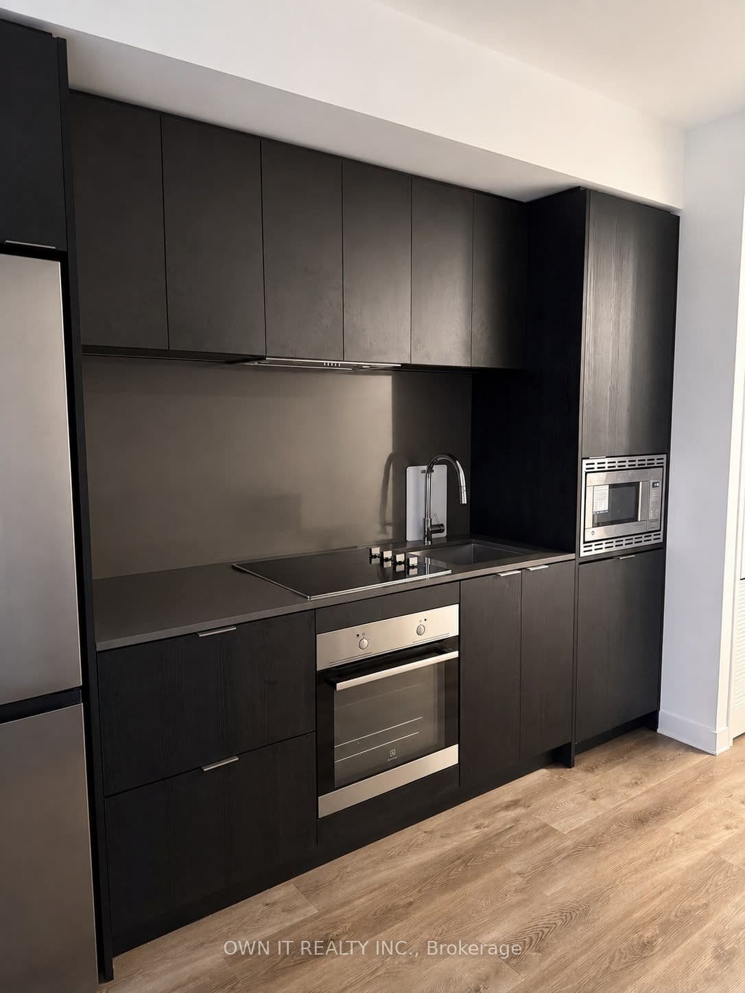 86 Dundas Street E 403, Mississauga, ON L5B 1H3