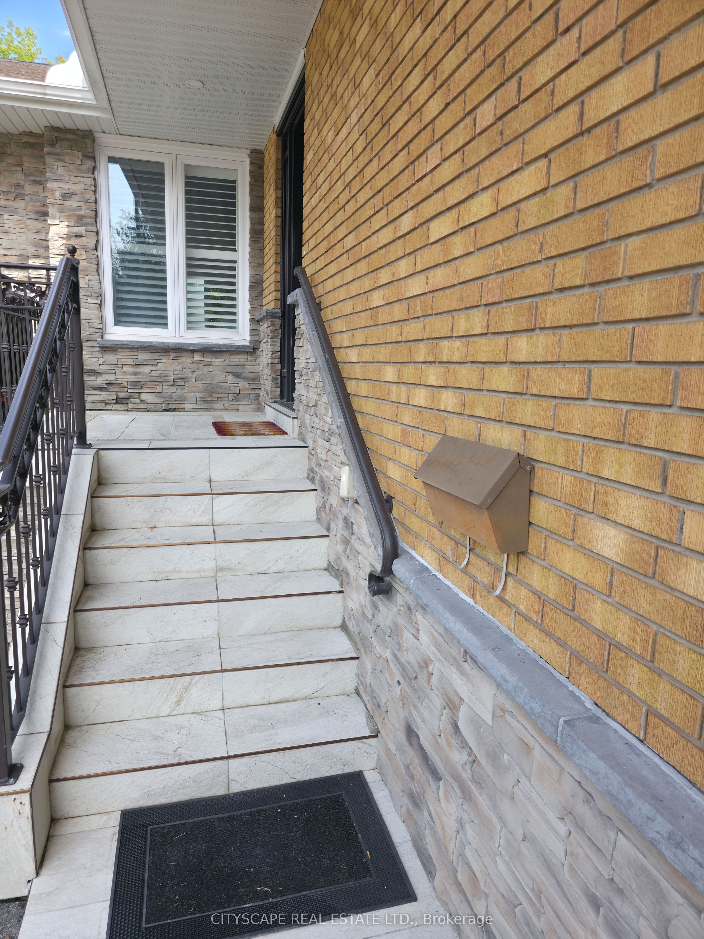 2543 Rugby Road, Mississauga, ON L5B 1T1