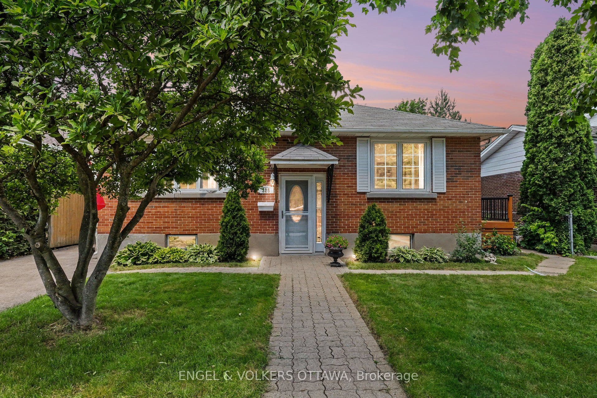 325 Summit Avenue, Alta Vista and Area, ON K1H 5Z7