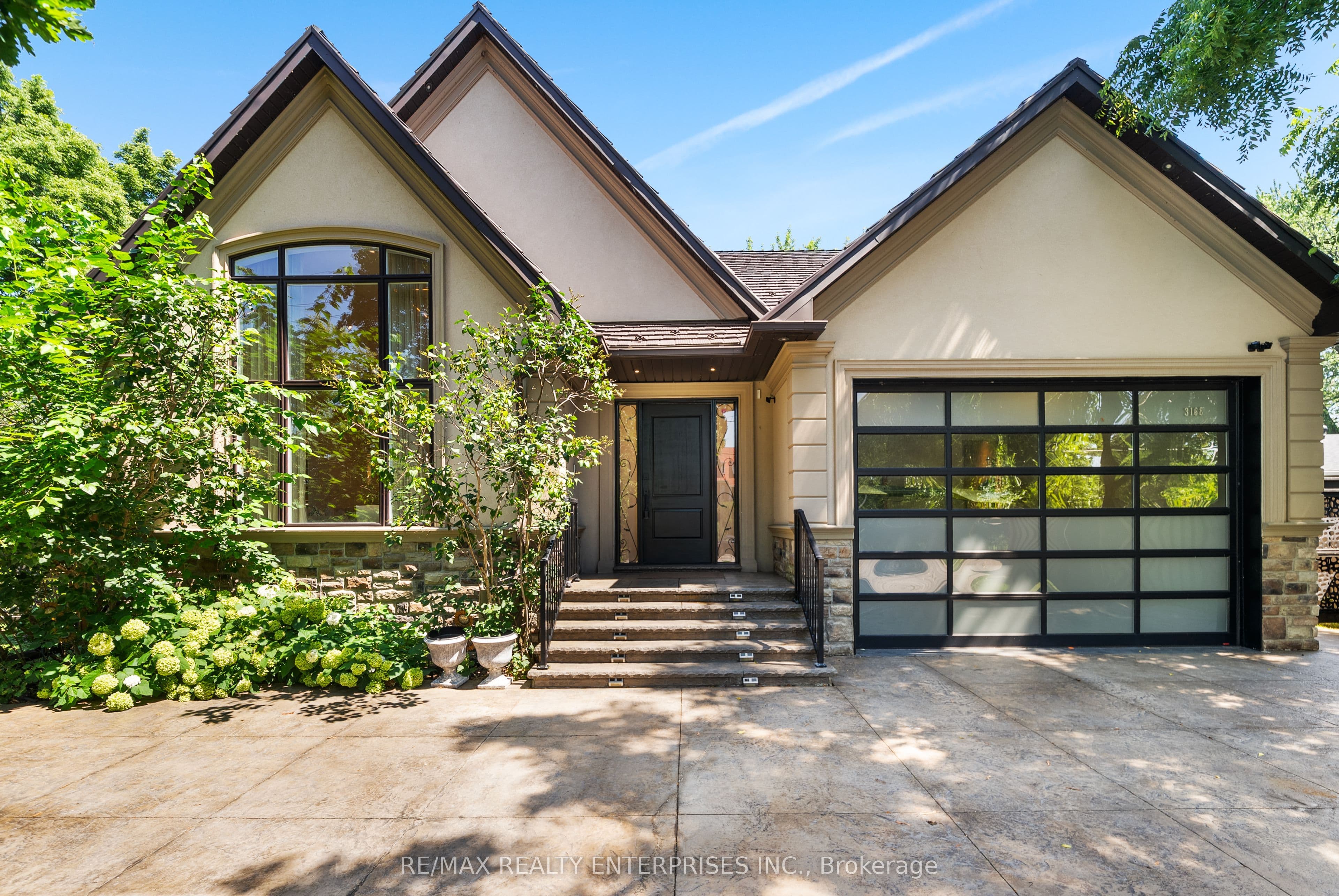 3168 Lakeshore Road W, Oakville, ON L6L 1J6
