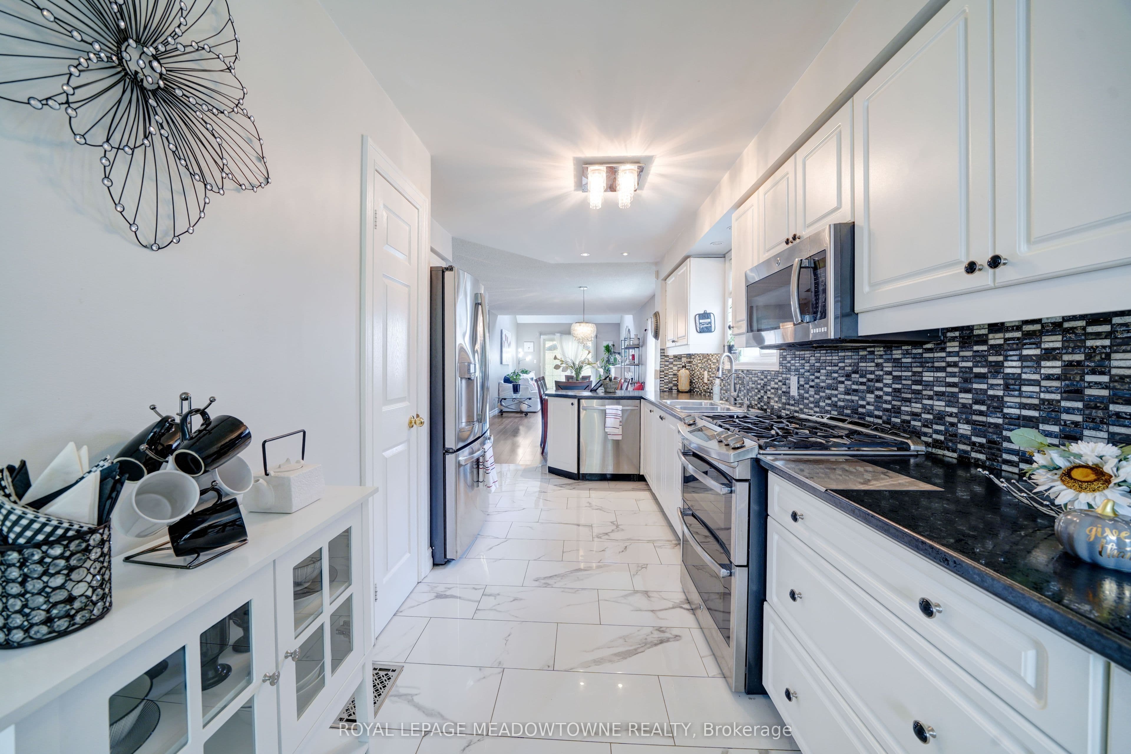 494 Flagstone Court, Oshawa, ON L1K 2Z7