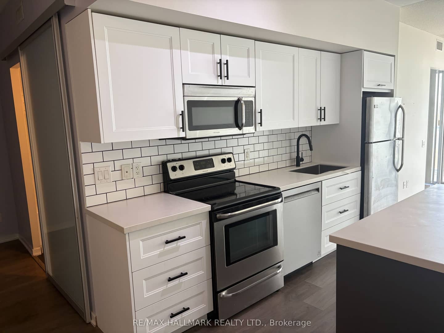 105 The Queensway Avenue 1414, Toronto, ON M6S 5B5