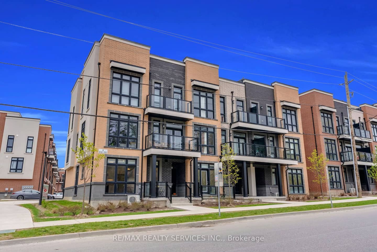 1 Bond Crescent 5, Richmond Hill, ON L4E 1J4