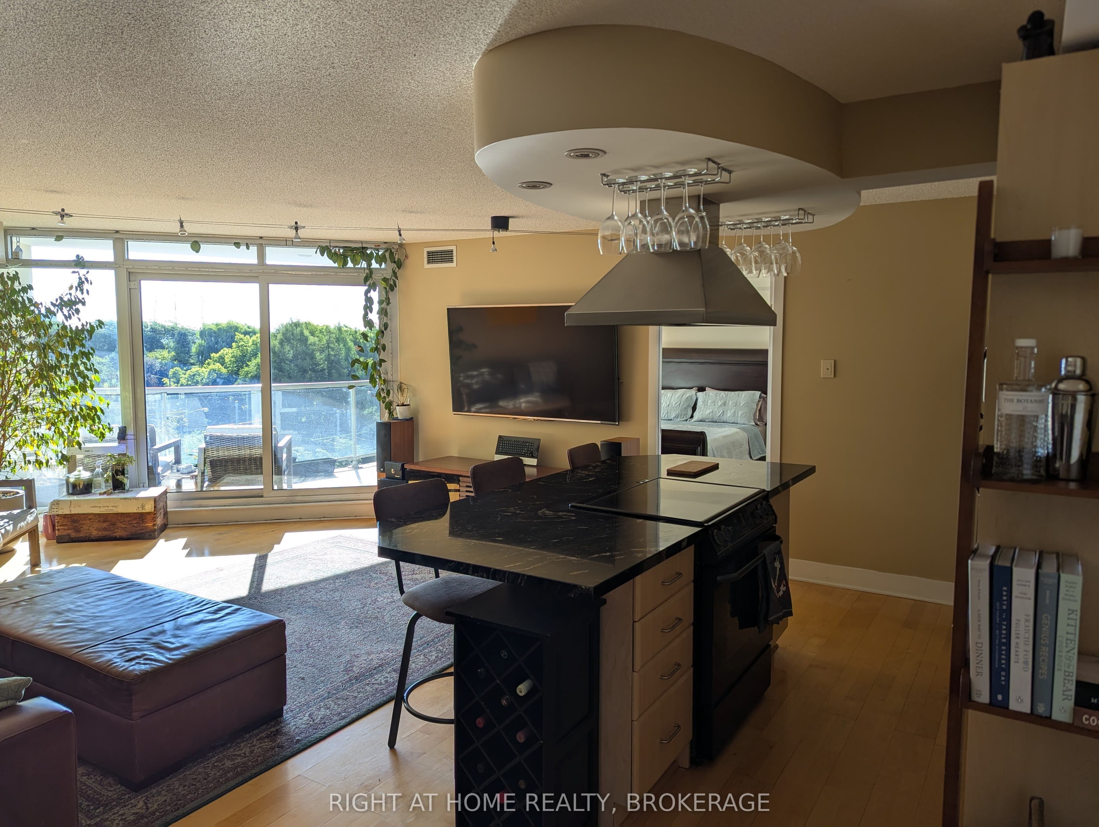 550 Queens Quay W 608, Toronto, ON M5V 3M8