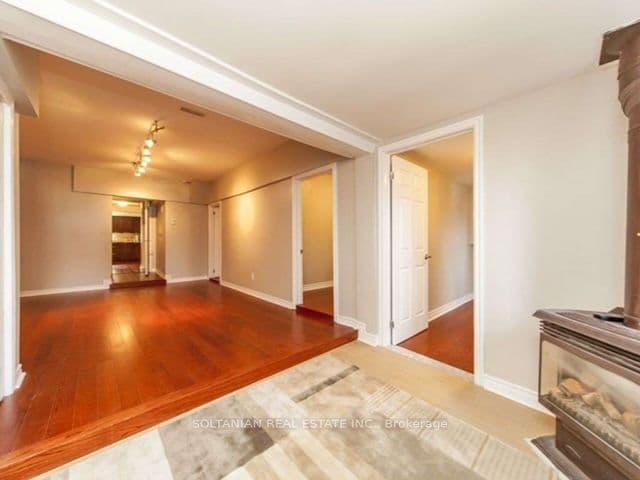 257 Parkwood Avenue, Georgina, ON L4P 2X2