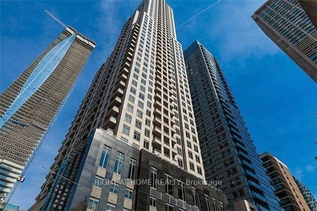 35 Balmuto Street 1810, Toronto, ON M4Y 5W4