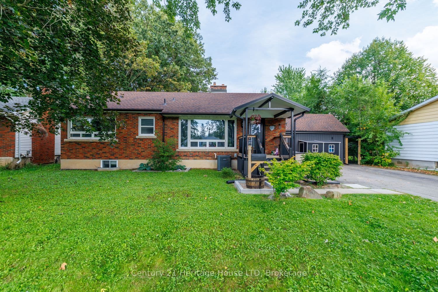 6 Greenock Circle, St. Catharines, ON L2S 1B4