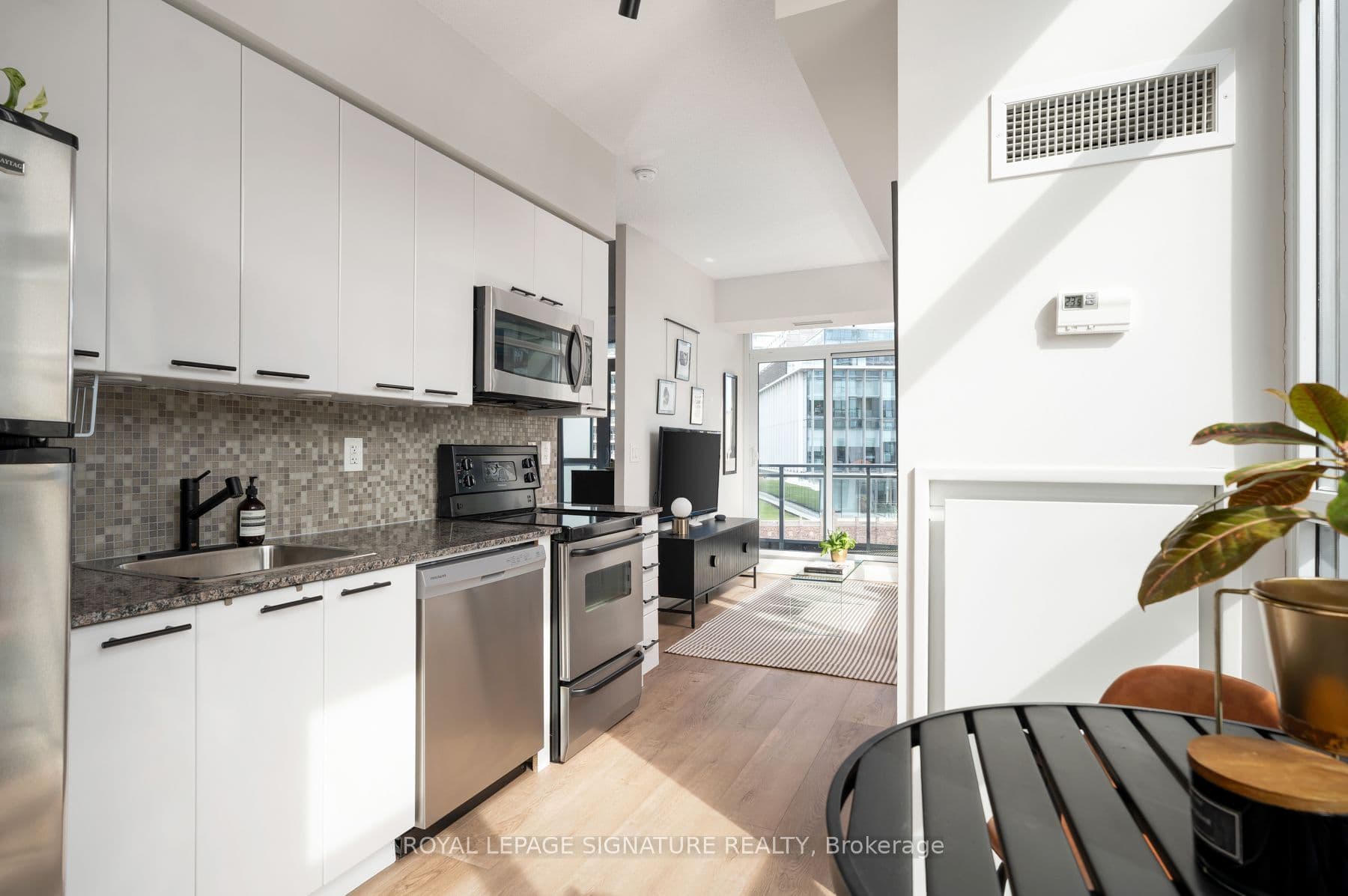 15 Bruyeres Mews 804, Toronto, ON M5V 0A7