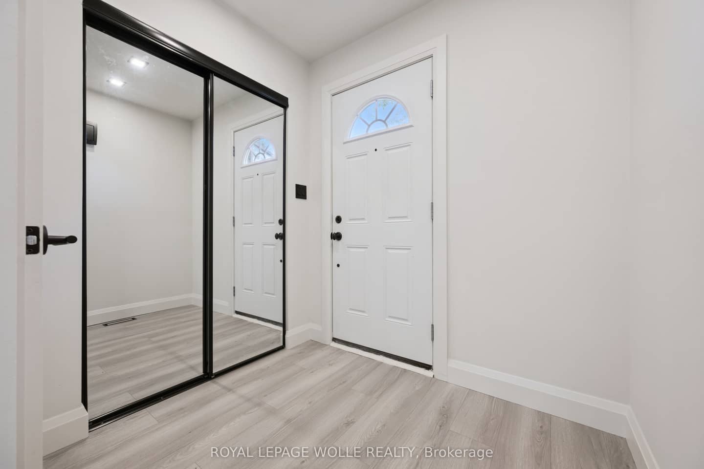 5475 Lakeshore Road 107, Burlington, ON L7L 1E1