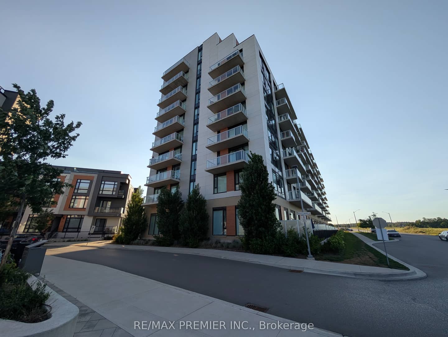 6 David Eyer Road 811, Richmond Hill, ON L4S 0N5