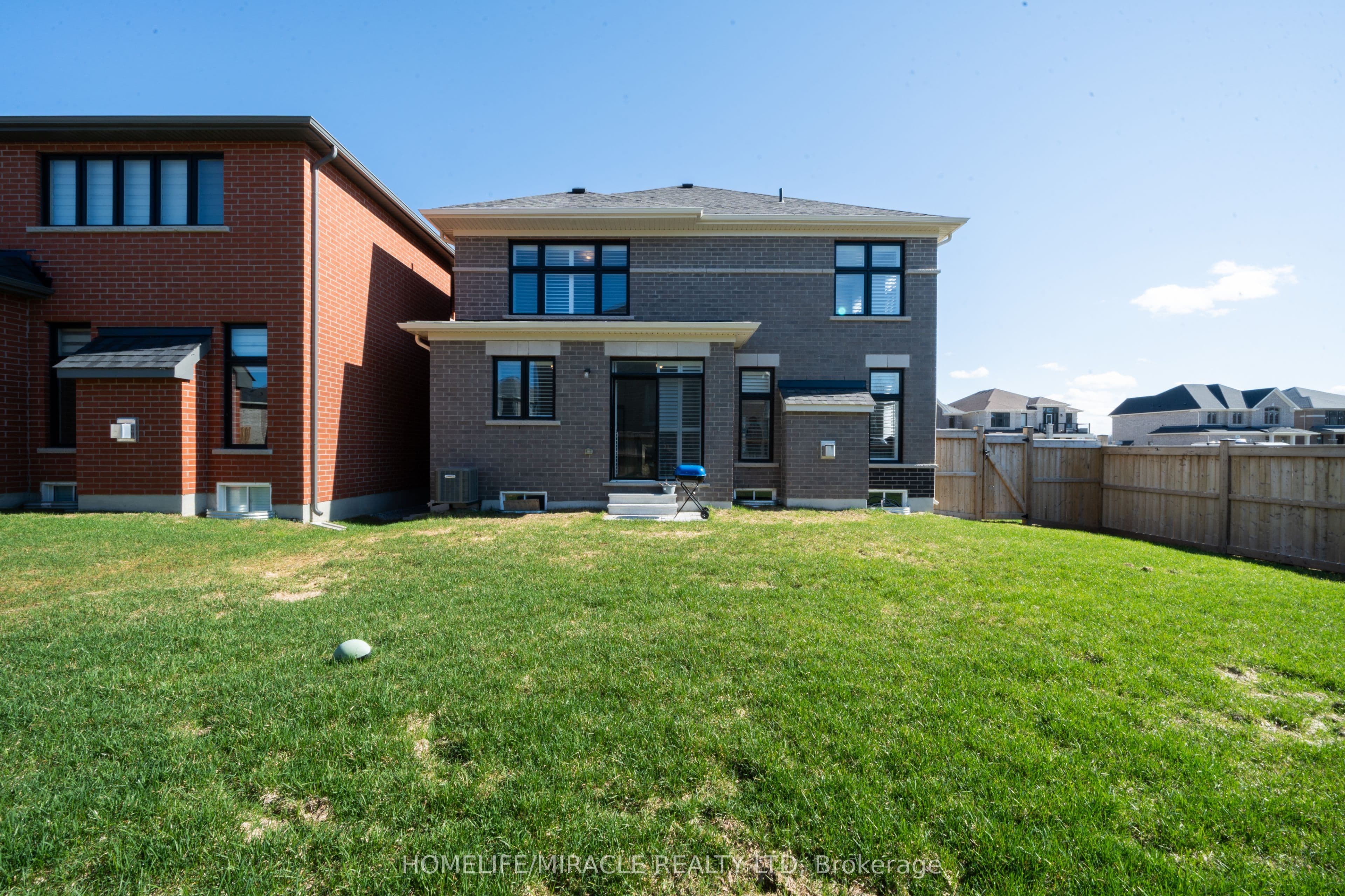 1 Ainslie Hill Crescent, Georgina, ON L0E 1R0