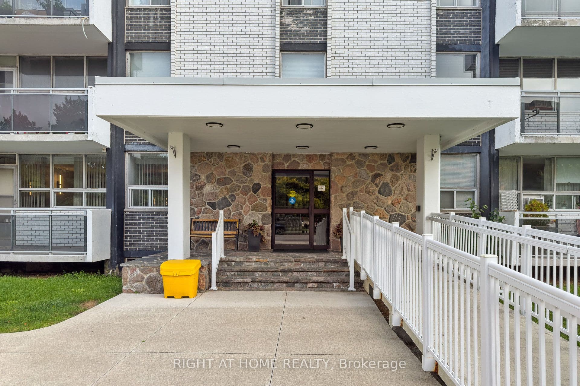 151 LaRose Avenue E 907, Toronto, ON M9P 1B3