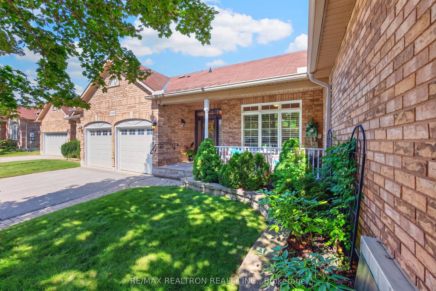 402 Morley Cook Crescent, Newmarket, ON L3X 2M3