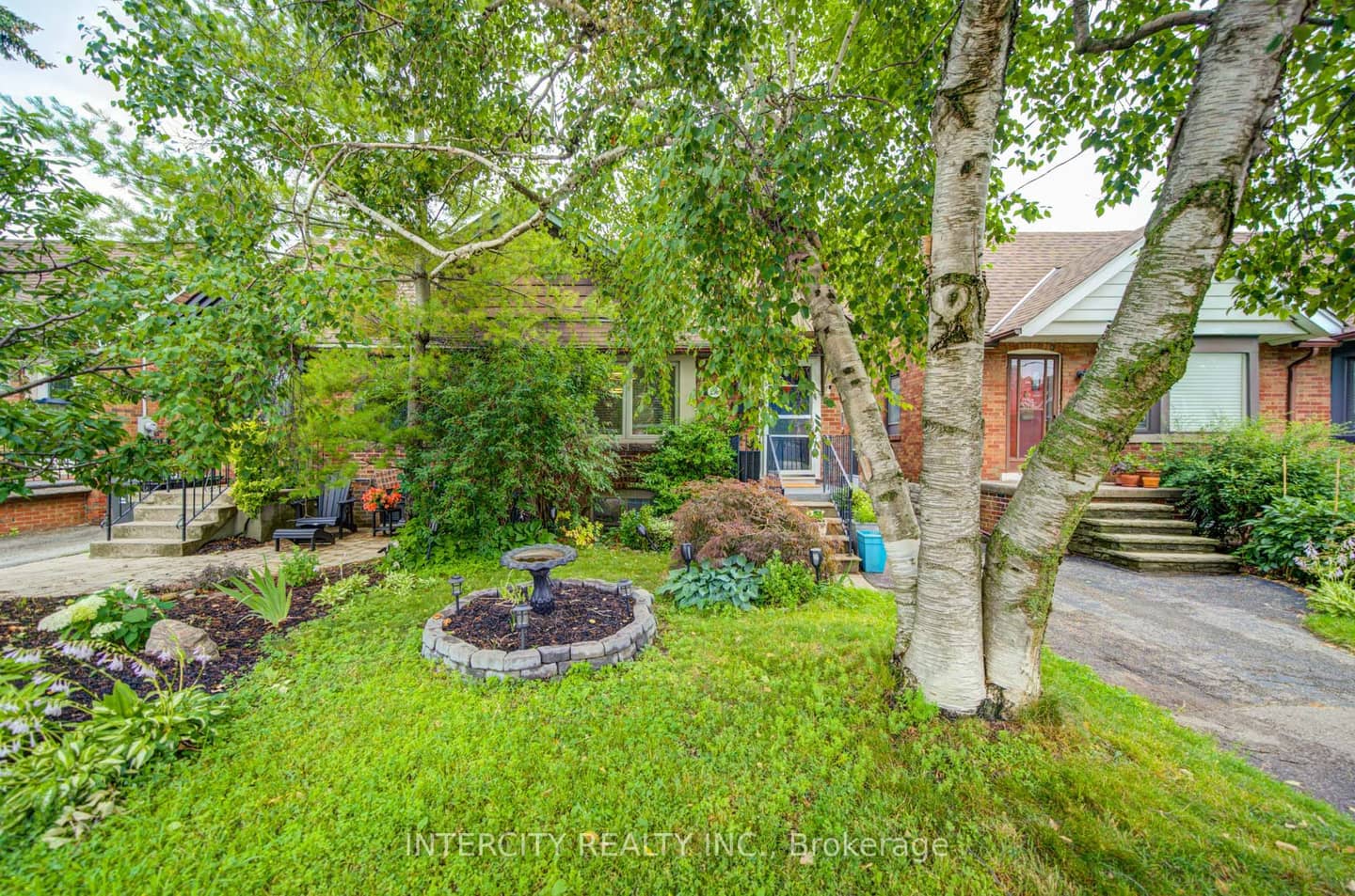 256 Blantyre Avenue, Toronto, ON M1N 2S1