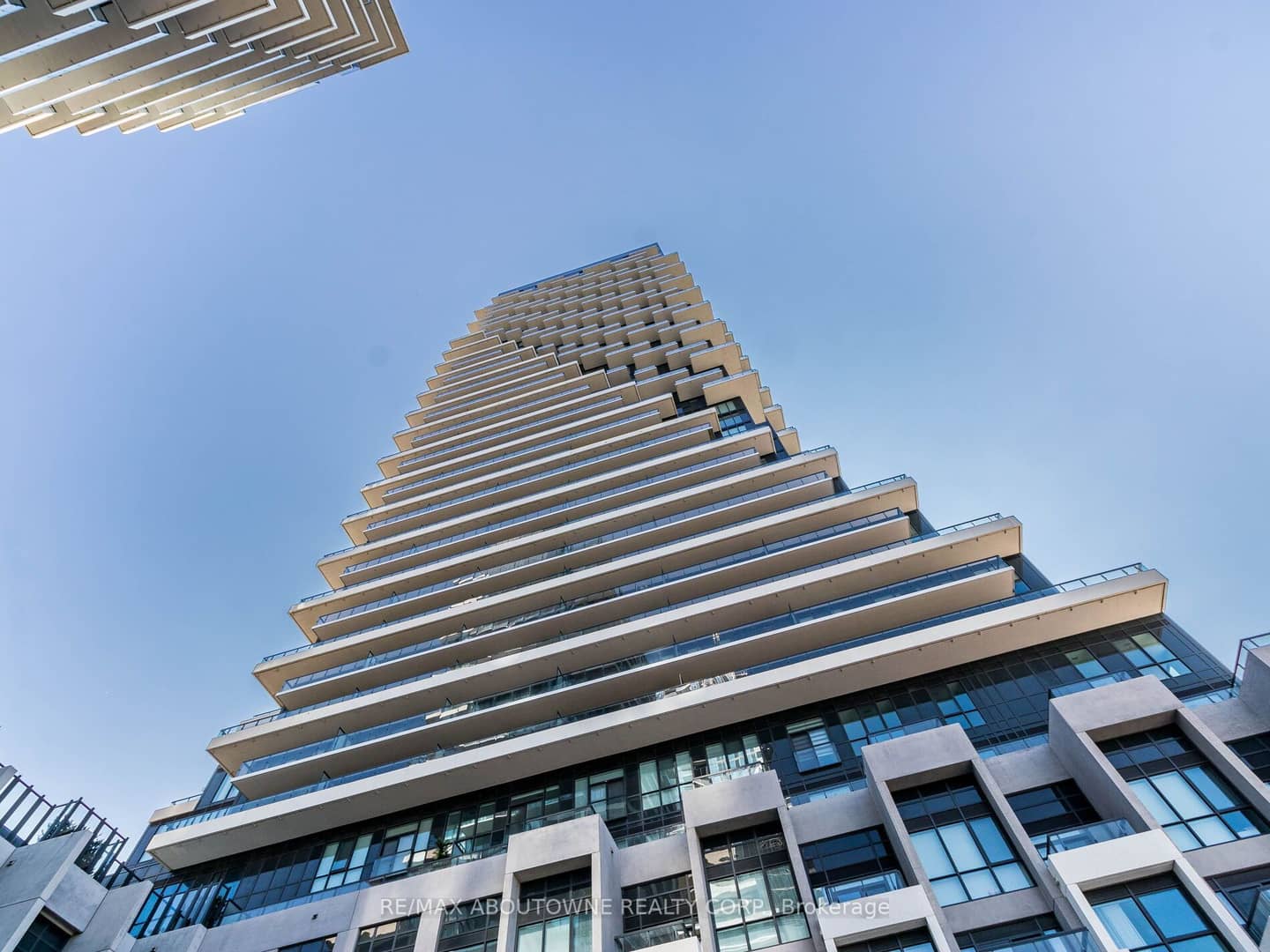 30 Inn On The Park Drive 2208, Toronto, ON M3C 0P7