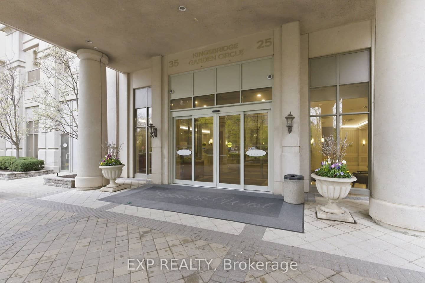 25 Kingsbridge Garden Circle 2120, Mississauga, ON L5R 4B1