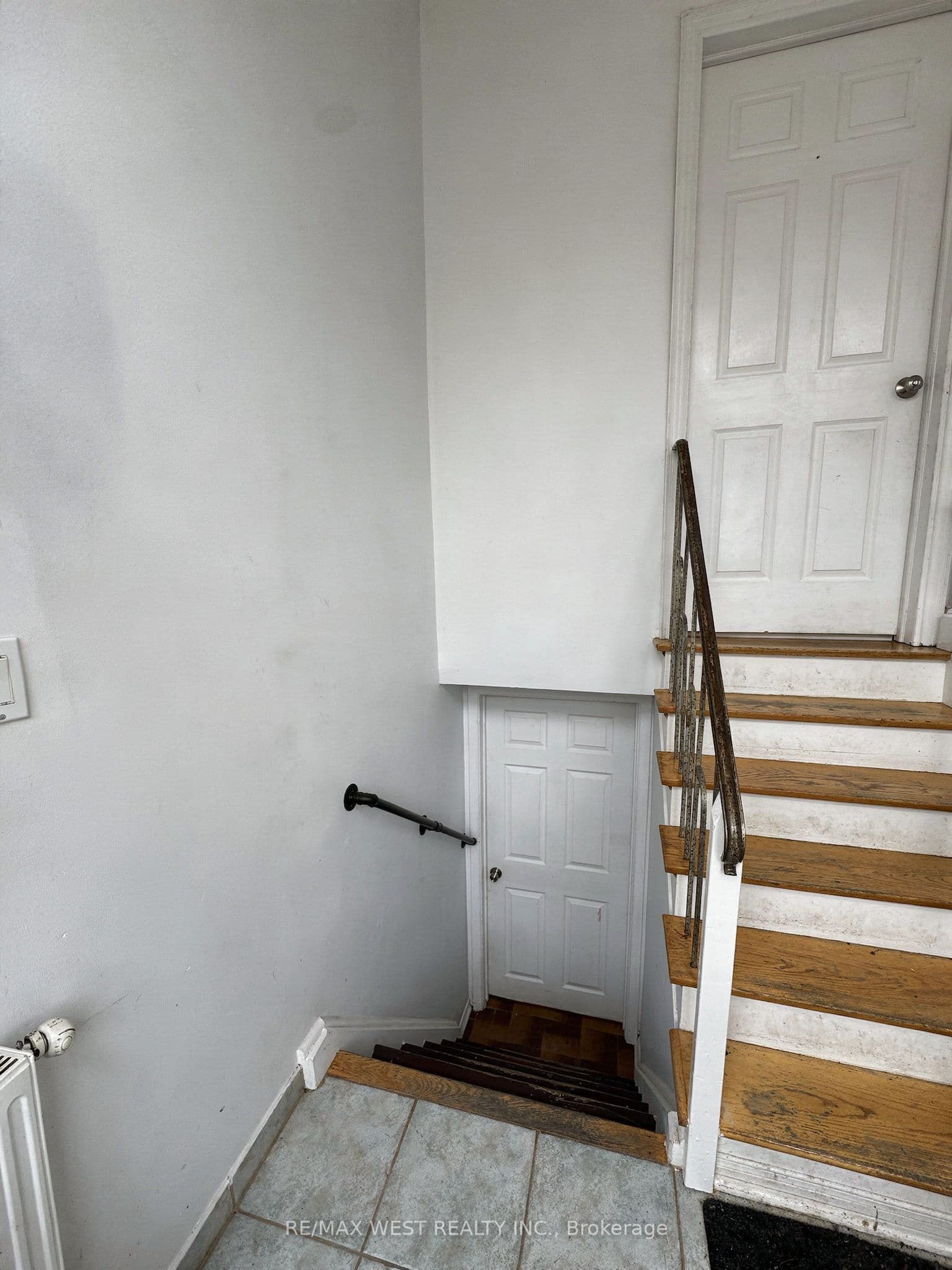 31 Valencia Crescent Lower Level, Toronto, ON M6L 1M3