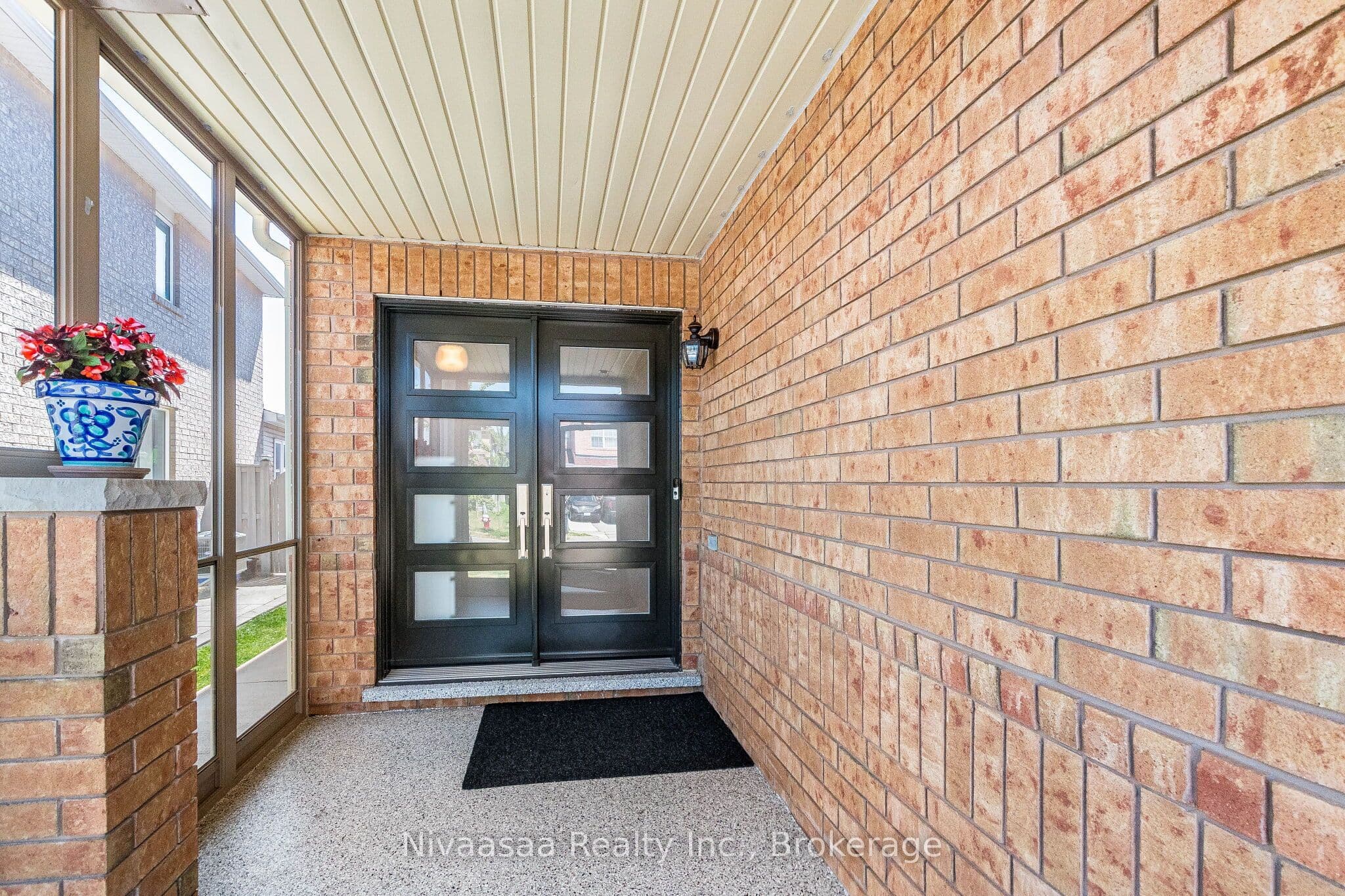 9 Parisian Road, Brampton, ON L6P 2T1