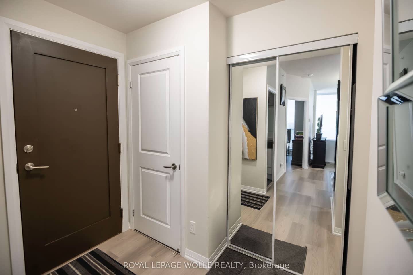 75 Eglinton Avenue W 1601, Mississauga, ON L5R 0E5