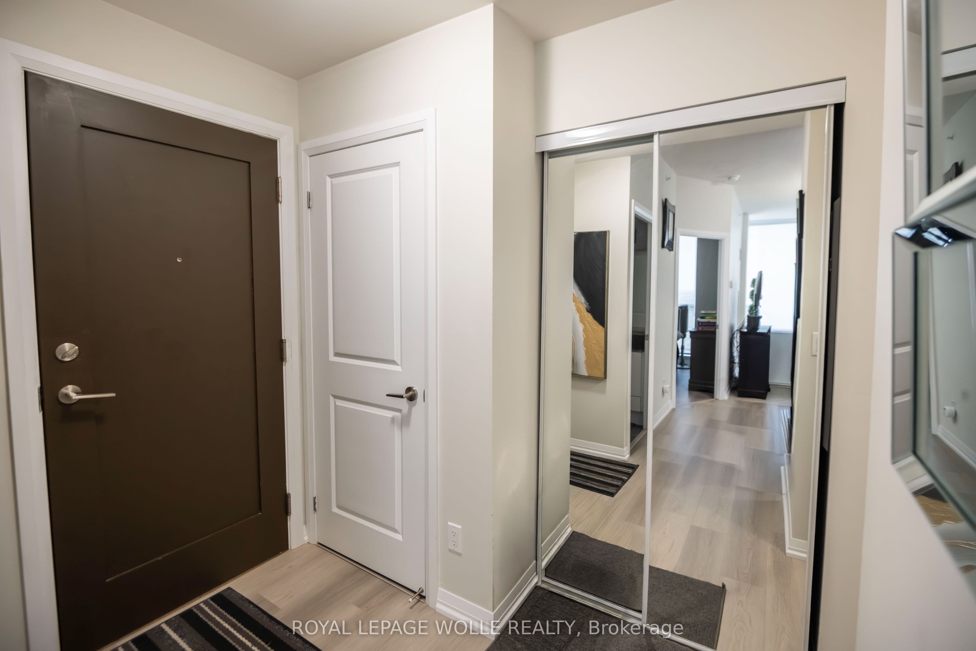 75 Eglinton Avenue W 1601, Mississauga, ON L5R 0E5