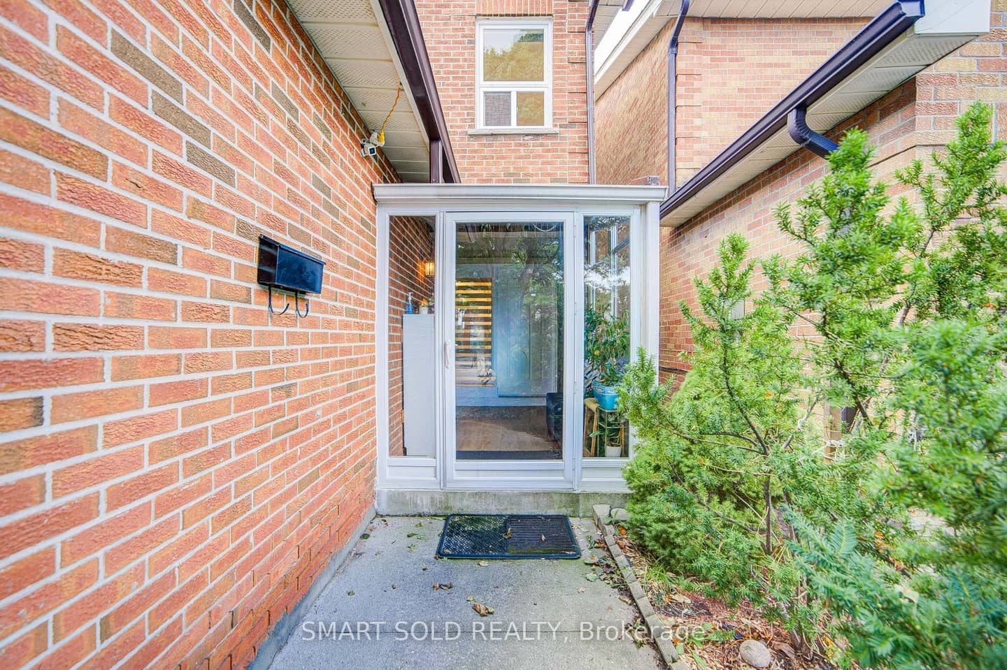 857 Messenger Meadow Drive, Mississauga, ON L5C 3T1