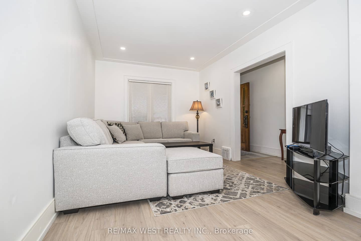 83 Scott Road, Toronto, ON M6M 3T3