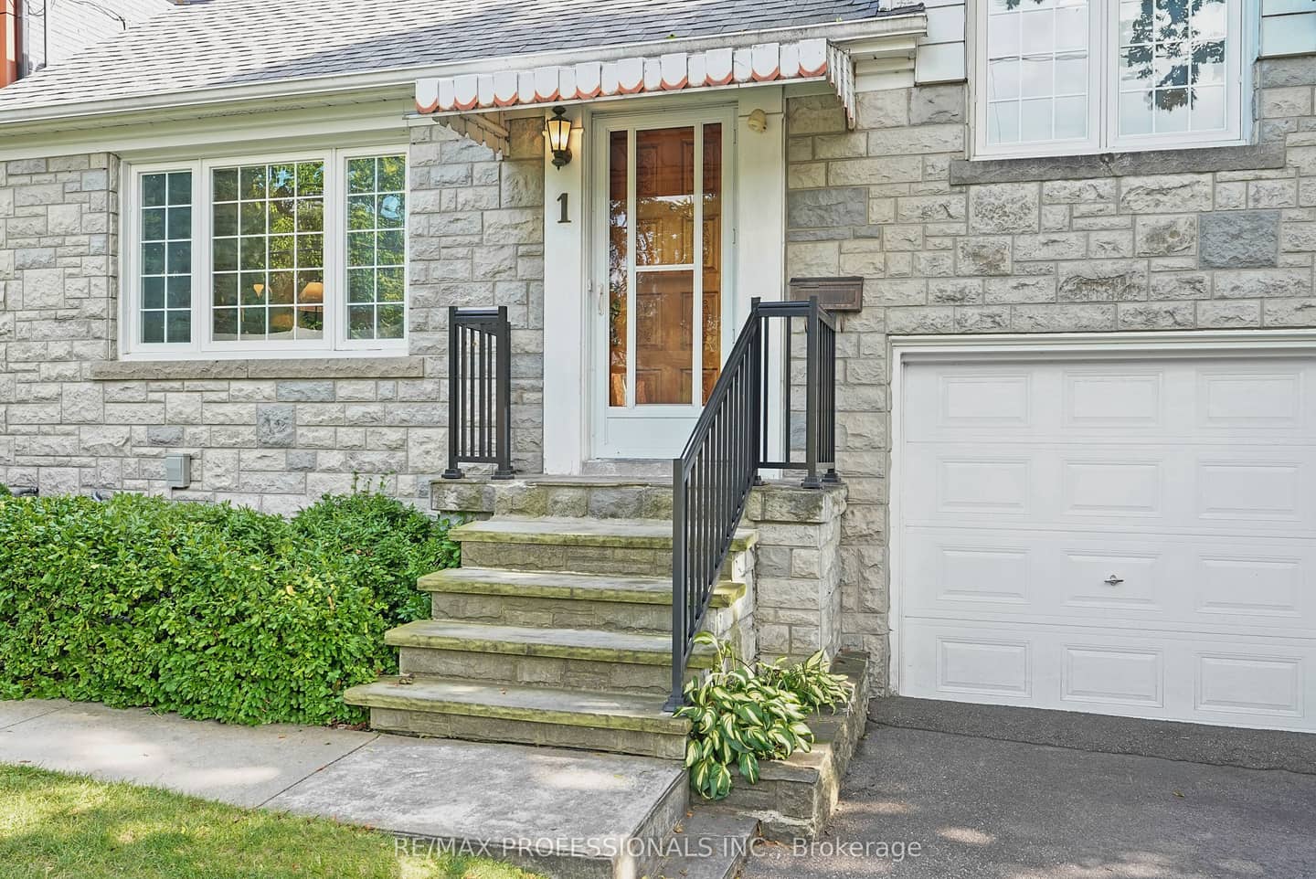 1 Bernice Avenue, Toronto, ON M8Y 1Z5