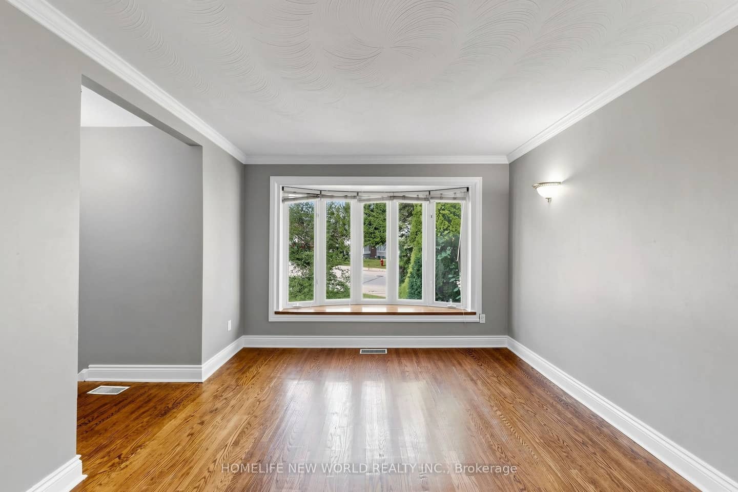 65 Walter Avenue, Newmarket, ON L3Y 2T4